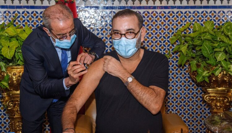 Launching the national vaccination campaign in Fez, HM the King received the 1st dose of the vaccine against Covid-19