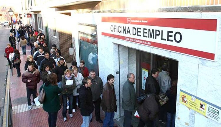 The Spanish Ministry of Labor, Immigration, and Social Security said that the number of unemployed people in Spain reached 3.888.137 by the end of December 2020; the highest record since 2016.