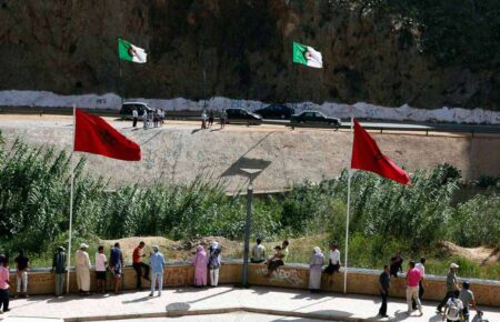 Moroccan migrants return at Jouj Bghal border crossing