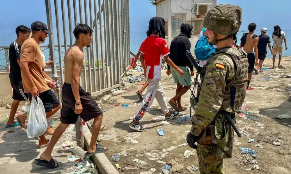 Migrants make their way back from occupied Ceuta.