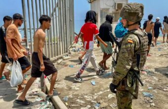 Migrants make their way back from occupied Ceuta.
